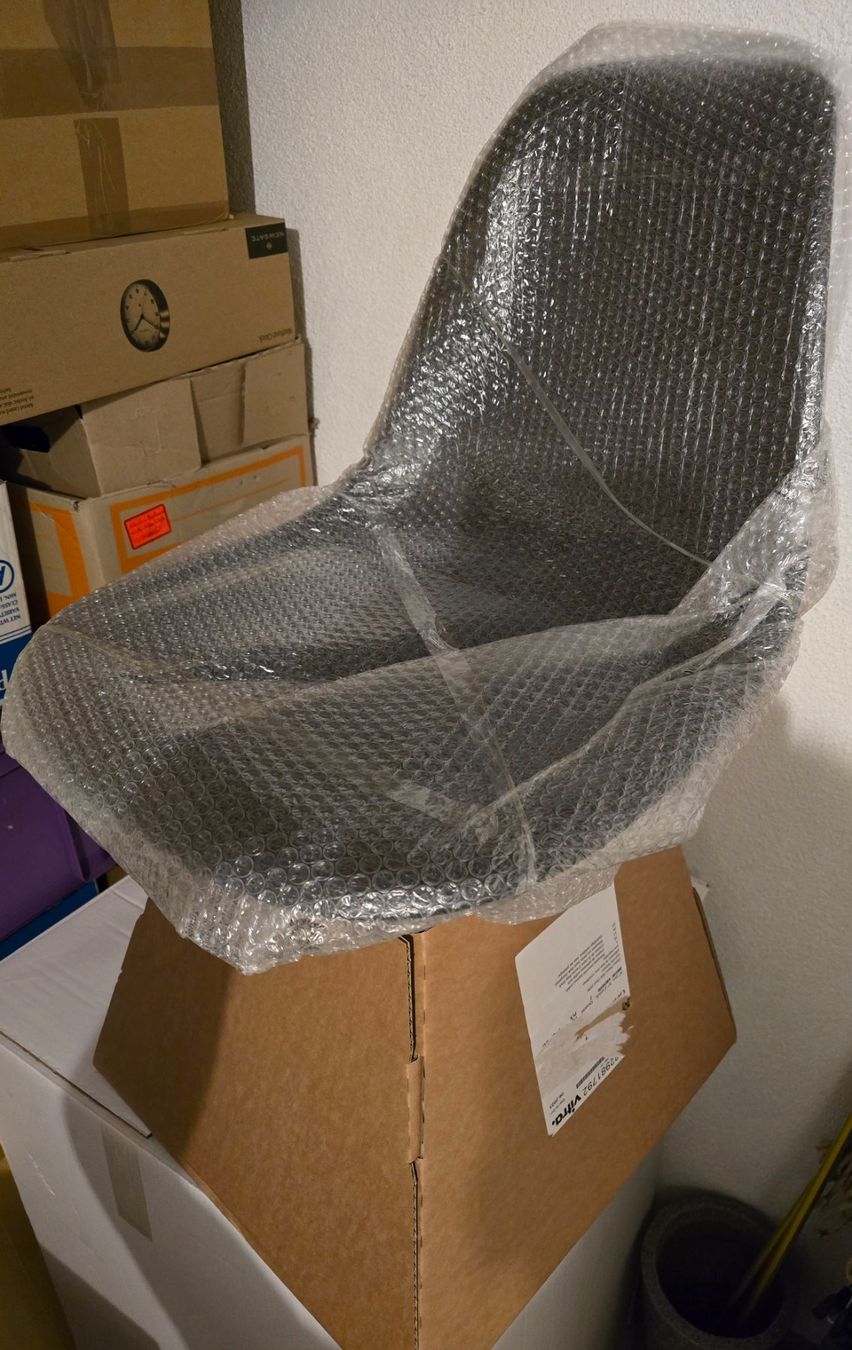 Vitra Stühle: 1x Vitra Eames Plastic Side Chair DSW, neu – Neu und originalverpackt aus Gossau SG von Novaforte 4