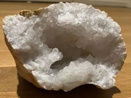 Schöner Kristall Geode 1.5kg