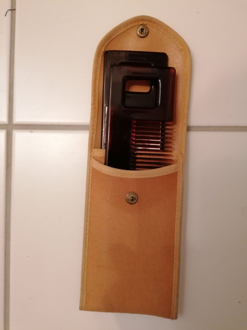 Altro per la cura dei capelli: praktische etui kamm/spiegel – Usato da Uetikon am See venduto da Eijalina 1