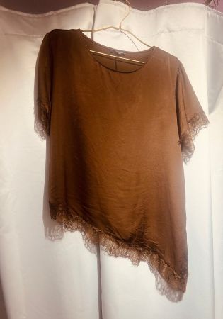 Asymmetrisches Shirt mit Spitze und 20% Seide