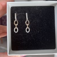 Boucles d’oreilles dorées avec zircons de Christ