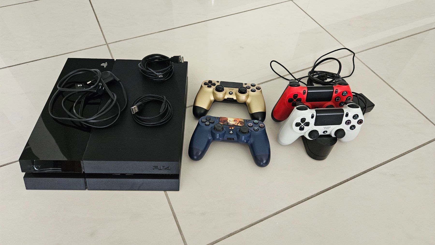 Sony Console: PS4 500GB, inkl. 4 Controller, Ladestation und Games – Usato da Chur venduto da dre_7spd