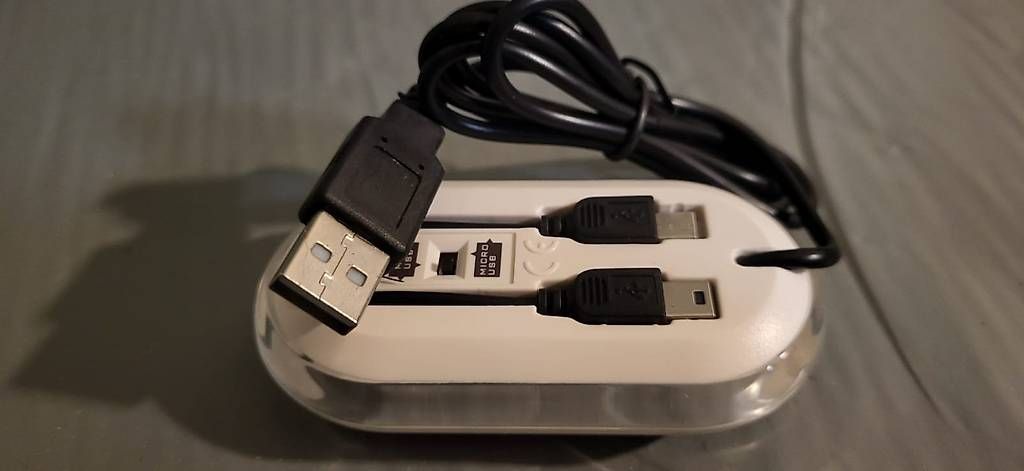 USB Sticks: USB-Hub mit 3 Anschlüssen, blauer LED-Beleuchtung und Kabel – Neuf (Voir description) à Curio par mia_vb5z 2