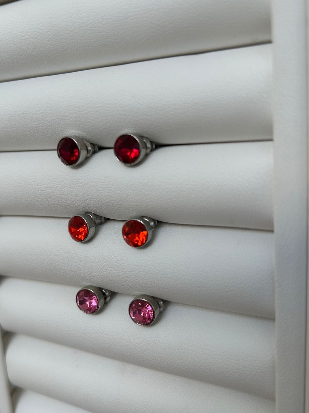 Altri gioielli: Ohrstecker-Set mit Swarovski-Steinen rot Nr. 2 – Nuovo (secondo la descrizione) da Rothenburg venduto da stacostaco 2
