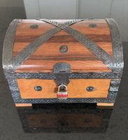Schatztruhe mit Schloss und Schlüssel, Holz, antik, gebrauch