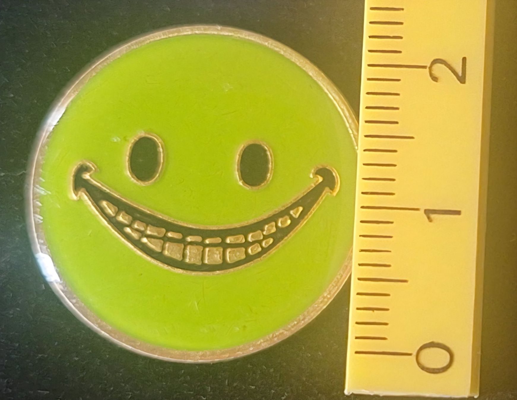 Placchette & Badge: Pin Smiley – Usato da Zug venduto da Sdoerfli