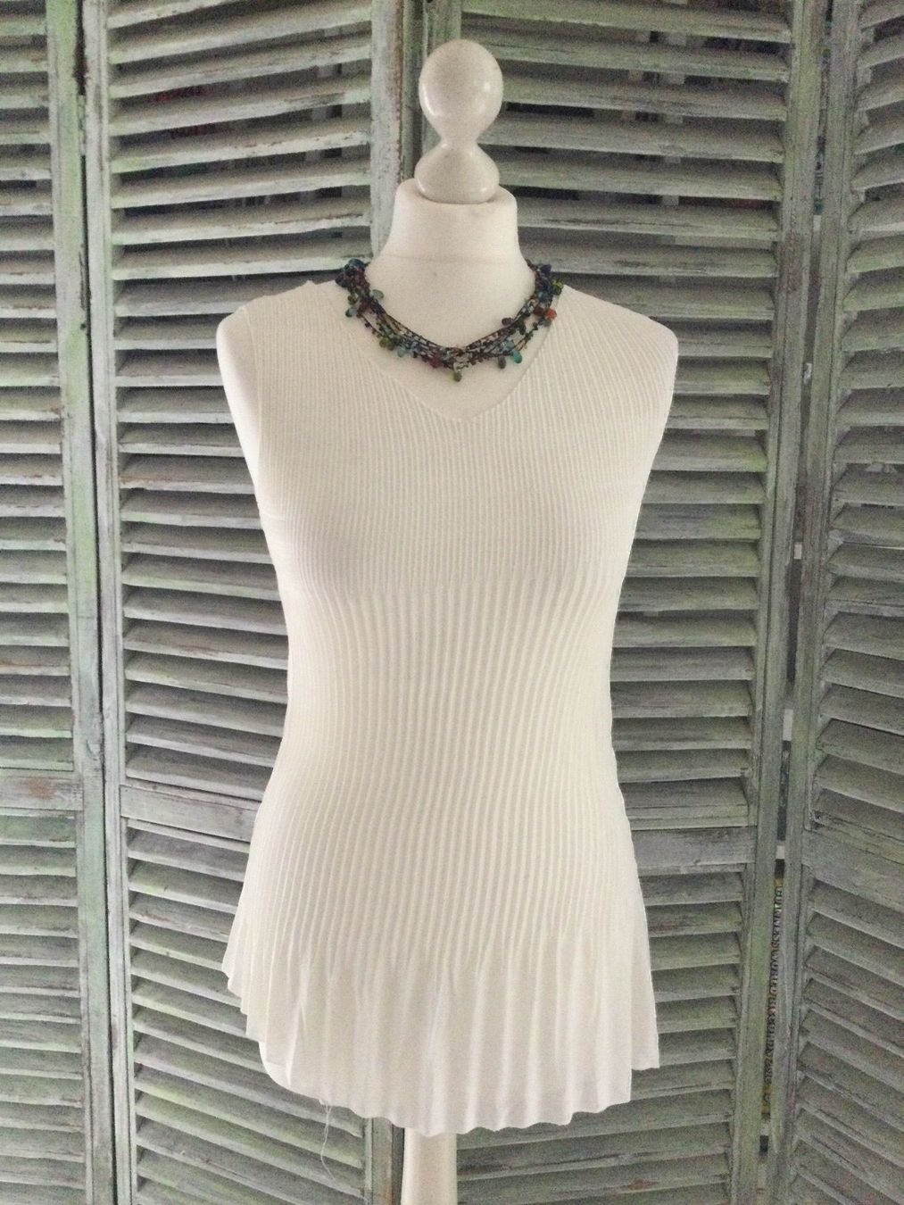 Top: Top blanc asymétrique, taille M, NEUF – Nuovo e nell'imballaggio originale da Agiez venduto da chouchanelle