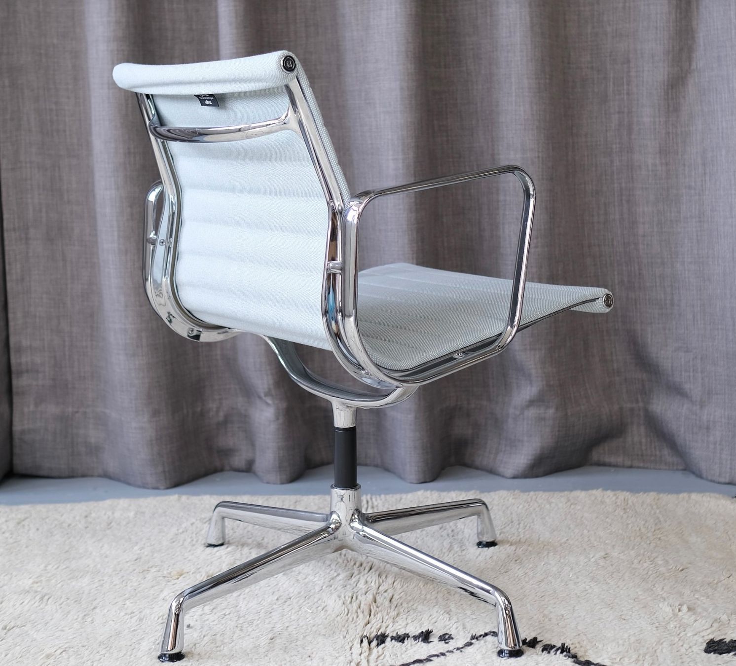 Vitra Sedie: Vitra EA 108 Aluminium chair Eames – Usato da Bern venduto da Zmodern_CON 6