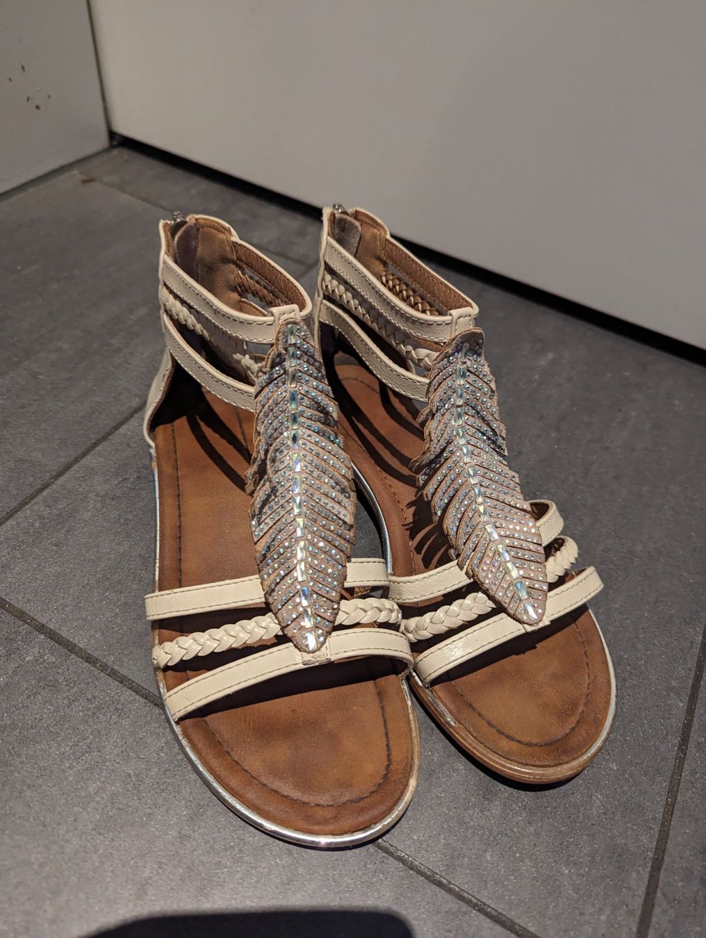 Scarpe per ragazze: Sommer Sandalen mit Federn, Grösse 36 – Usato da Himmelried venduto da Paura