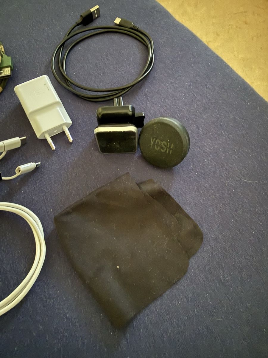 Handys / Smartphones: Verschiedene Ladekabel und Handy Halterung – Gebraucht aus Kriens von Ceer25 1