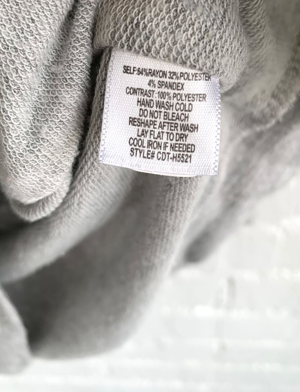 T-shirt: Graues Trainingsoberteil mit Kapuze – Usato da Bern venduto da Fraeuleinhonig 7