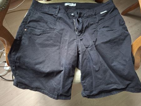 schwarze kurze Damenhose