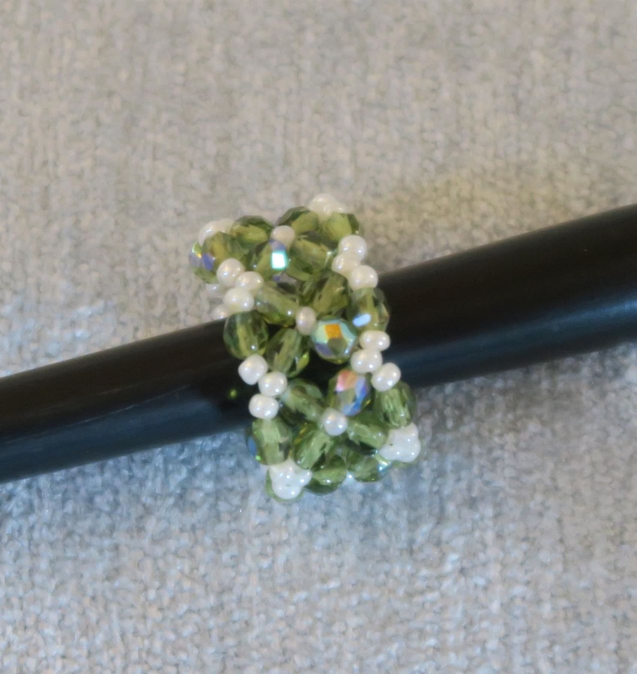 Ringe: Ring aus Glasperlen grün/weiss – Gebraucht aus Brittnau von marlenestone