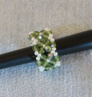 Ring aus Glasperlen grün/weiss