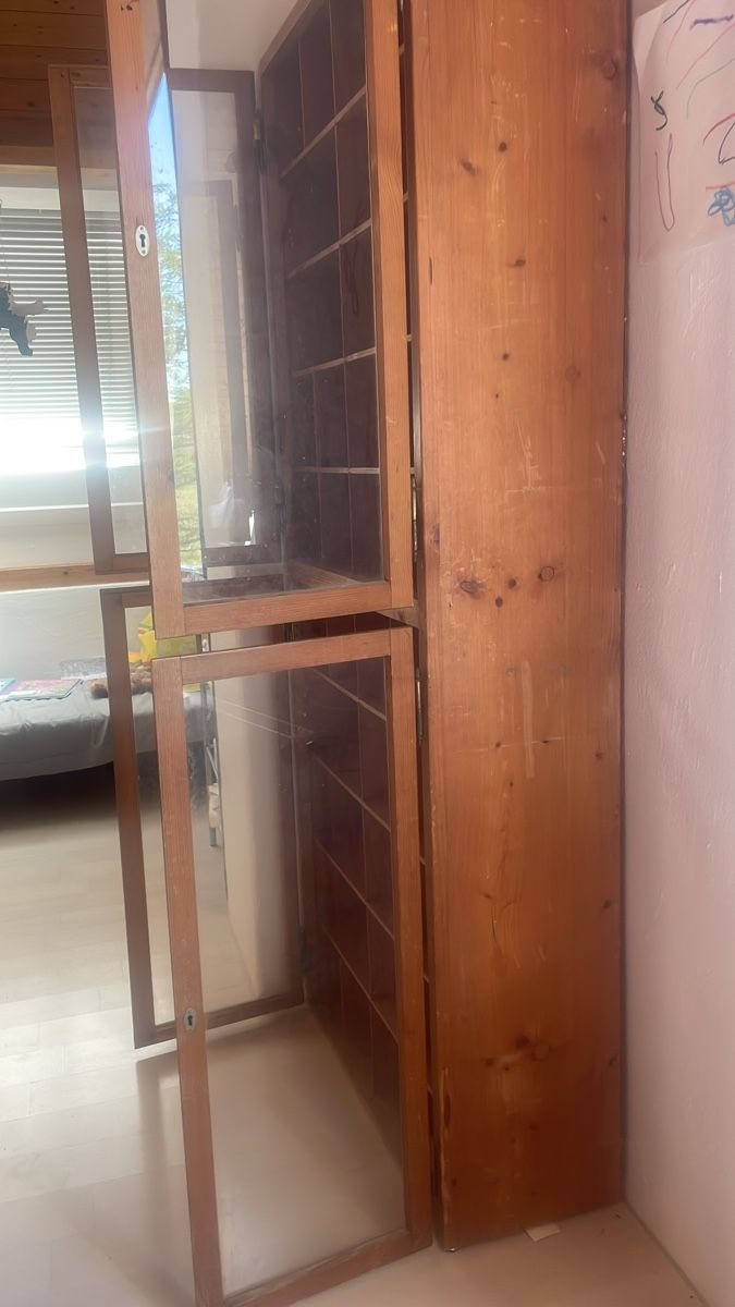 Armadi: Schöner Schrank mit vielen Fächern und Glasfront – Usato da Dinhard venduto da BarMart 1