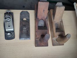 Zwei Holzhobel und ein Metallhobel