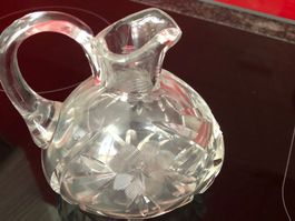 Wunderschöne, kleine Kristallglas-Karaffe