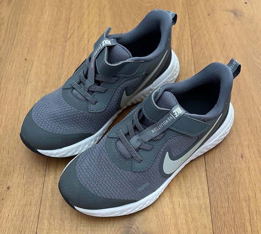 Nike Scarpe per ragazzi: Nike Turnschuhe Gr. 33 – Usato da Stetten SH venduto da Nicole_5