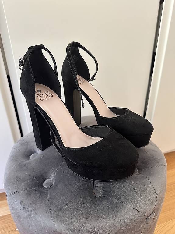 Scarpe da donna: Schwarze Plateau High Heels Gr. 40 – Usato da Klingnau venduto da mic_qk2t