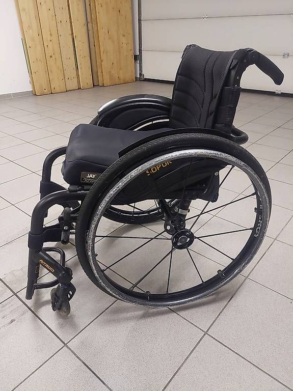Sedie a rotelle: Rollstuhl Leichtbau 40cm – Usato da Hüttlingen venduto da Ideale