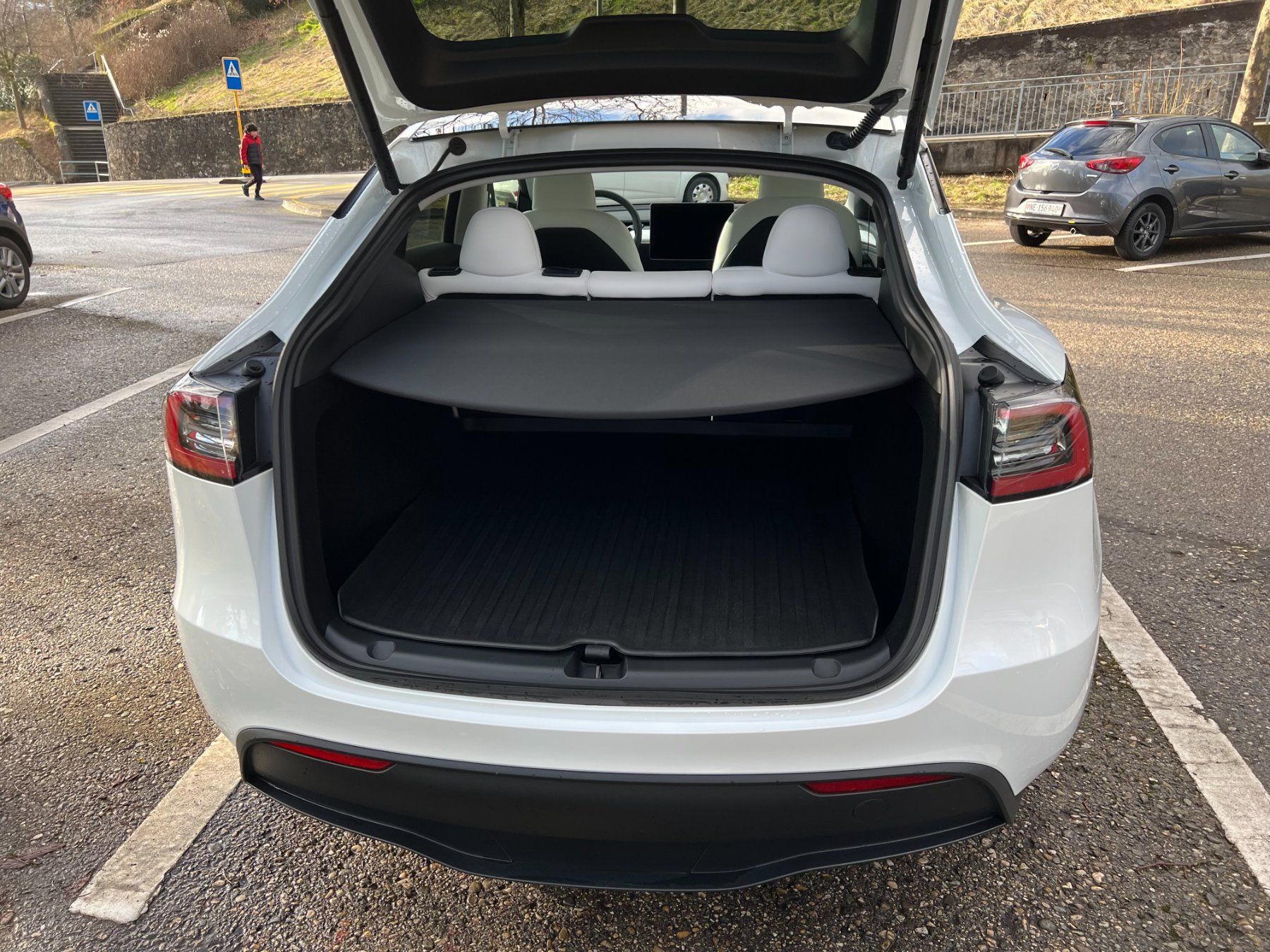 Tesla Automobili: Tesla Model Y Long Range 2023 Purchase or Lease Handover – Usato da Neuchatel venduto da DanyaLevin 8