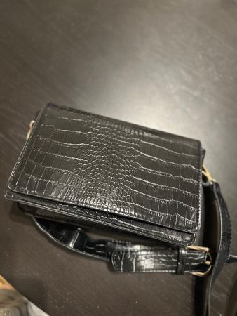 Sac à bandoulière noir effet croco, chic!