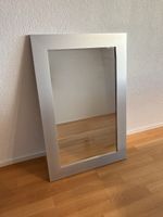 Grosser Wandspiegel mit silberfarbenem Rahmen
