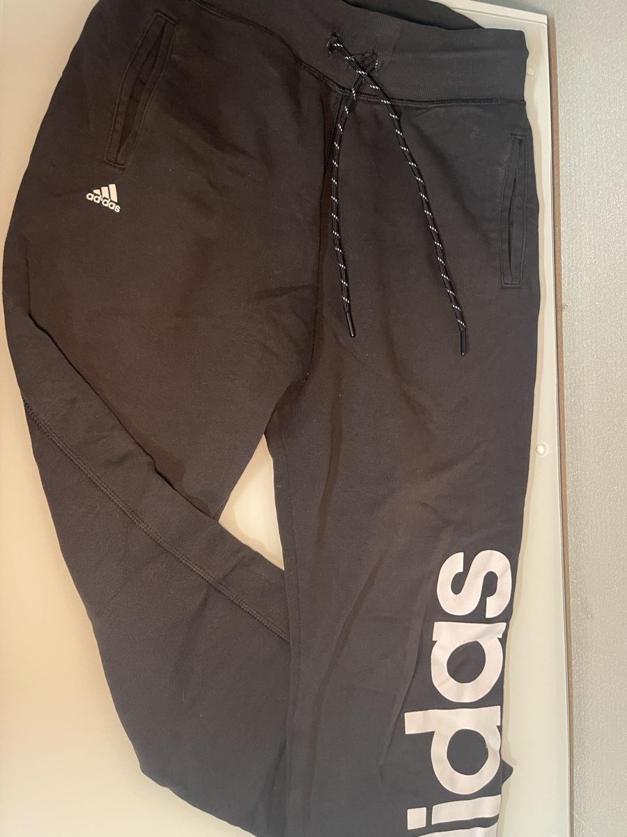 Adidas Pantaloni: Adidas Trainingshose schwarz mit Logo – Usato da Auw venduto da chr_vcc8