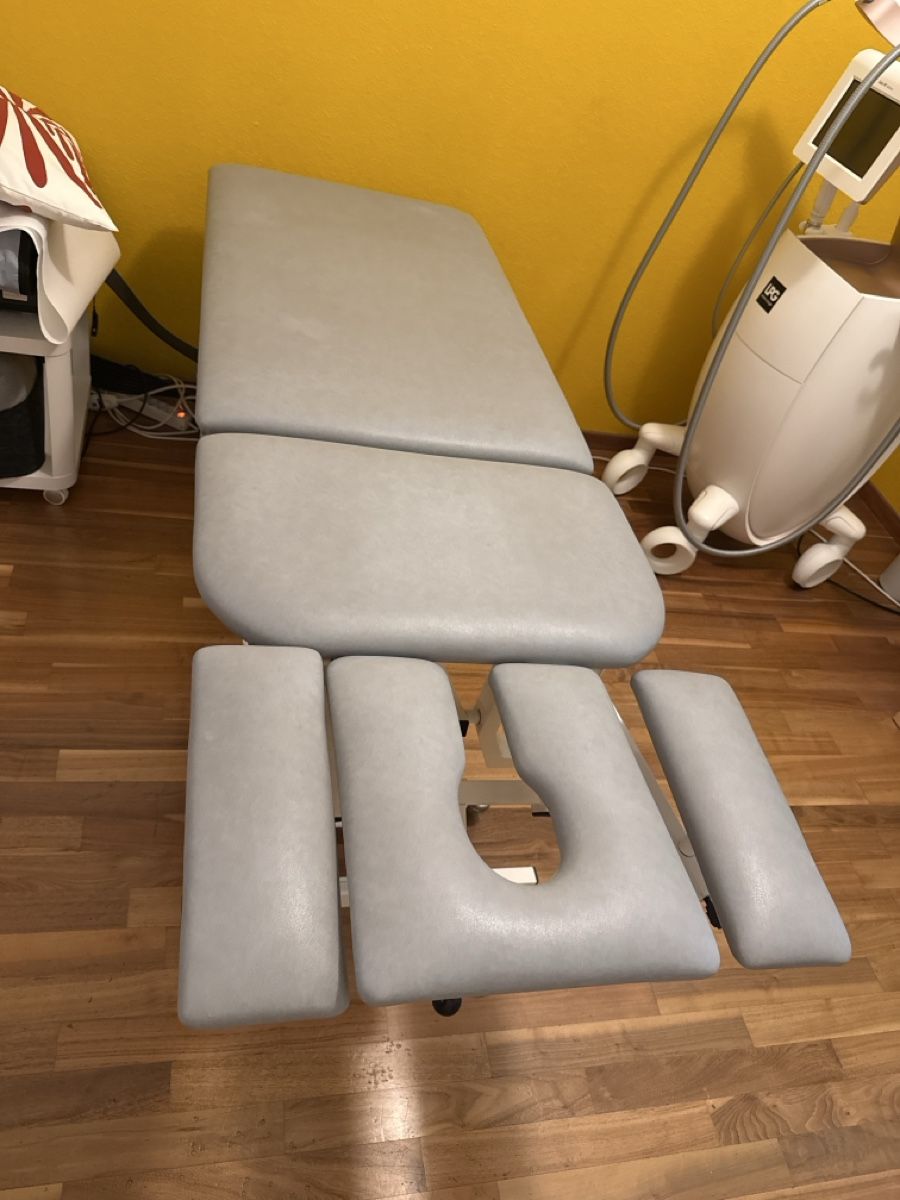 Lettini & sedie per cosmetici: Arztliege oder Massage liege REZILA  mit Rädern – Difettoso da Adligenswil venduto da Criolla25 1