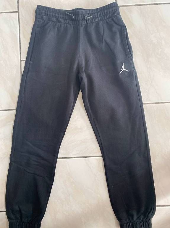 Hosen: Vend training divers marques enfant – Gebraucht aus Morrens VD von gia_sfs5