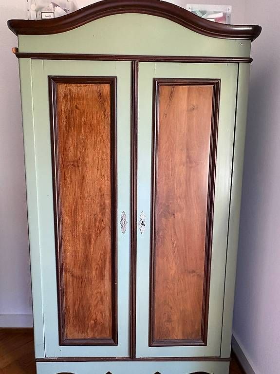 Armadi: Antiker Kleiderschrank – Usato da Basel venduto da giraffe028