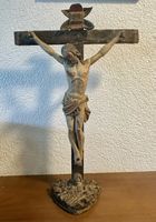 Antikes Holzkreuz mit Jesusfigur, sakrale Kunst
