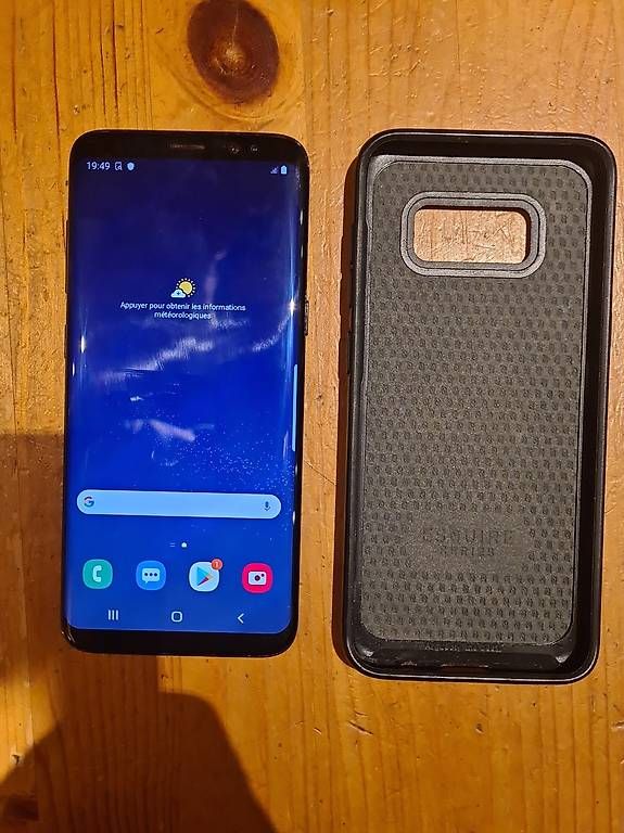 Cover & Protezioni schermo: Samsung S8 avec sa coque – Usato da Les Paccots venduto da max_fri 2