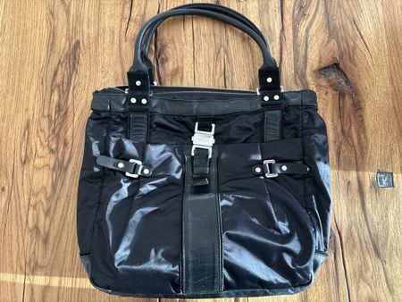 Sac Furla noir en bon état - Élégant pour l'automne!