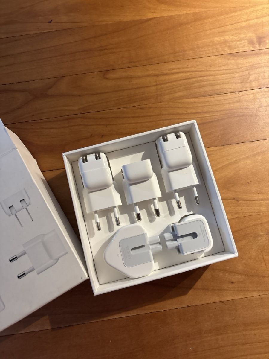 Apple Lecteurs & Adaptateurs: Apple World Travel Adapter Kit – Neuf avec emballage d'origine à Richterswil par MelBaumann 1