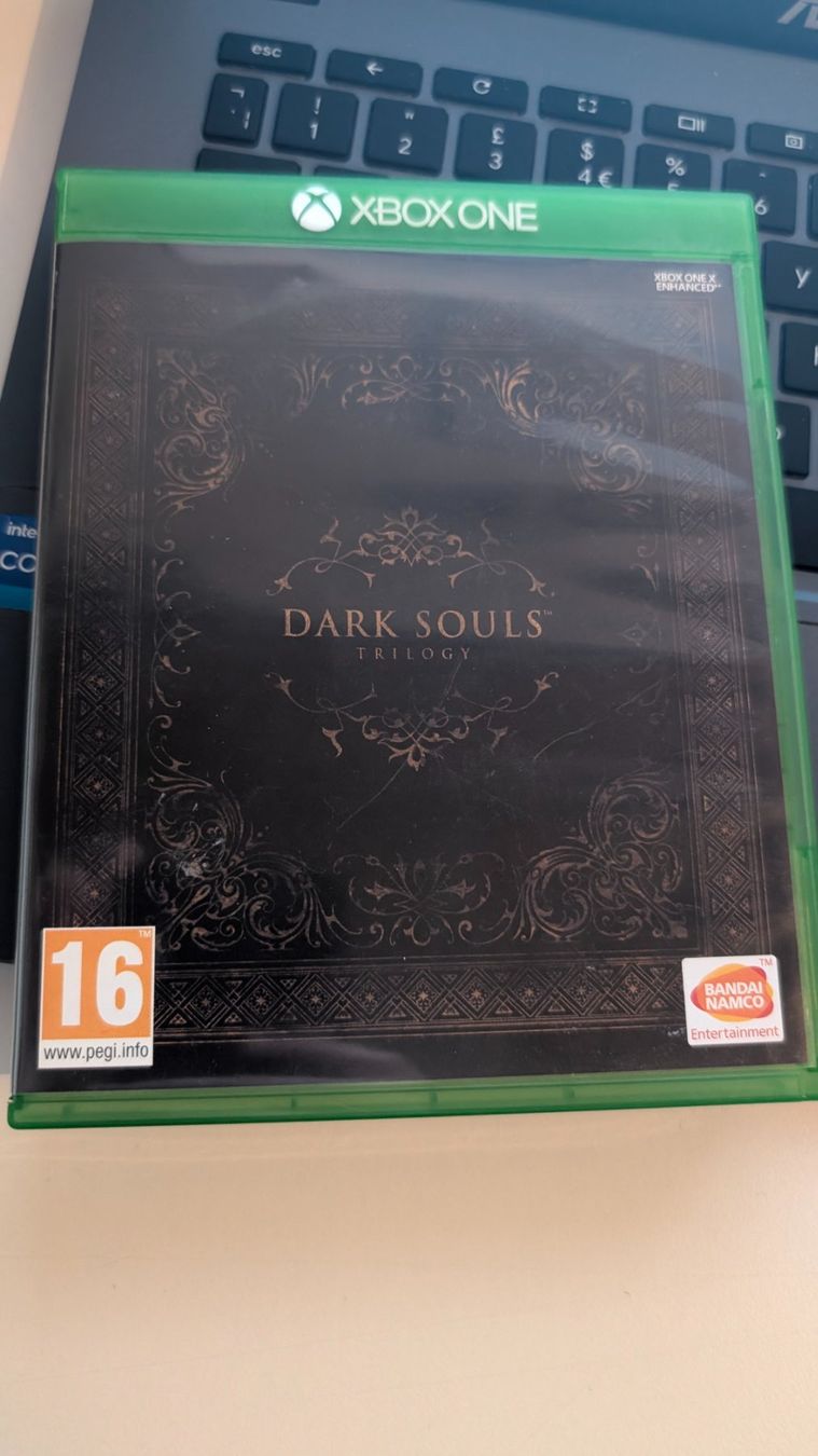 Microsoft Giochi: Dark Souls Trilogy - Xbox One Game – Usato da Hünenberg See venduto da SpecialEditionGaming