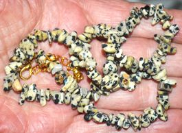 Halskette L-9532 – Dalmatiner Jaspis Chips ca. 3x6mm 41+5cm