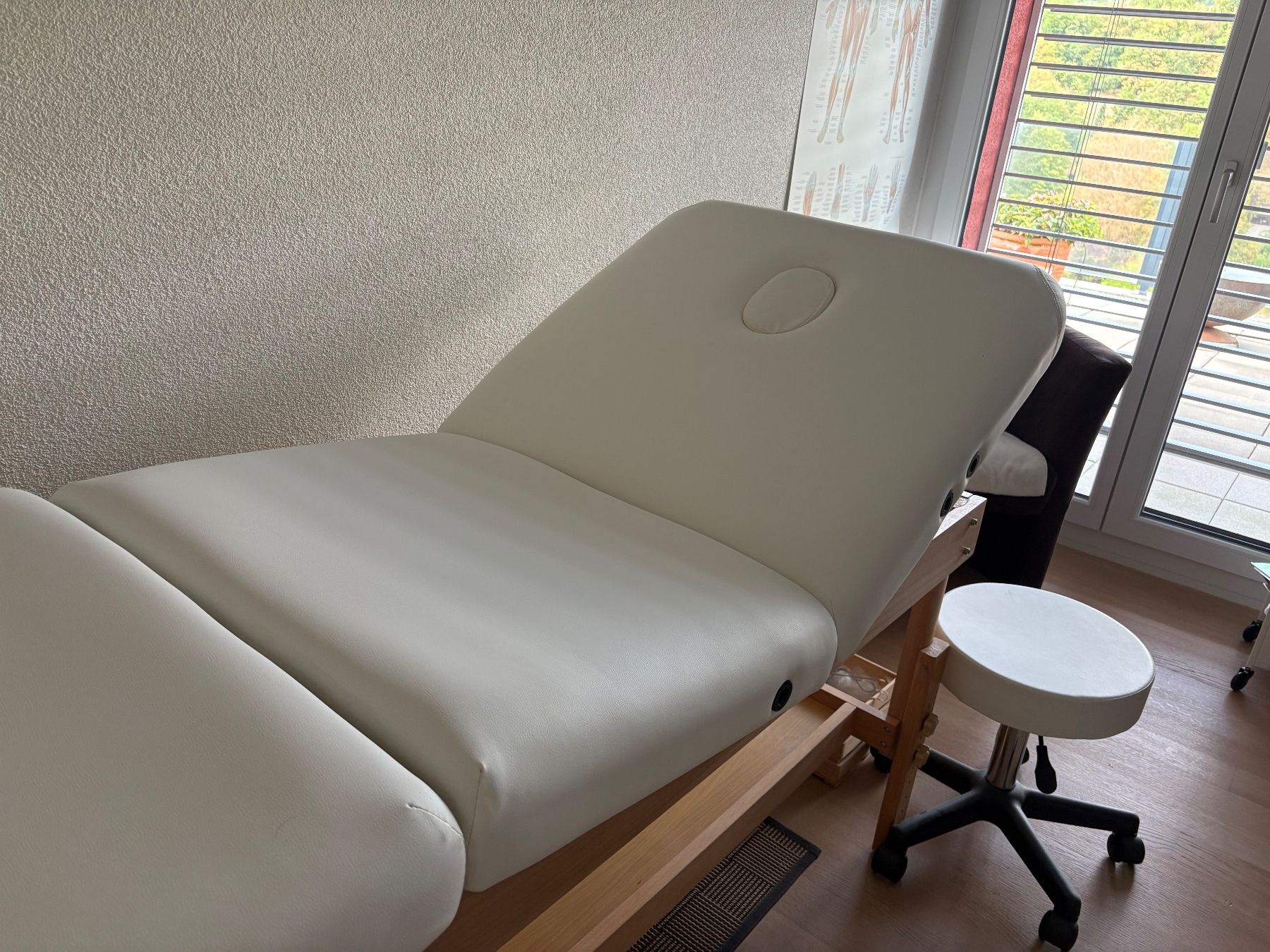 Lettini & sedie per cosmetici: Stabile Massageliege mit div. Zubehör – Usato da diessenhofen venduto da Liliana1 1