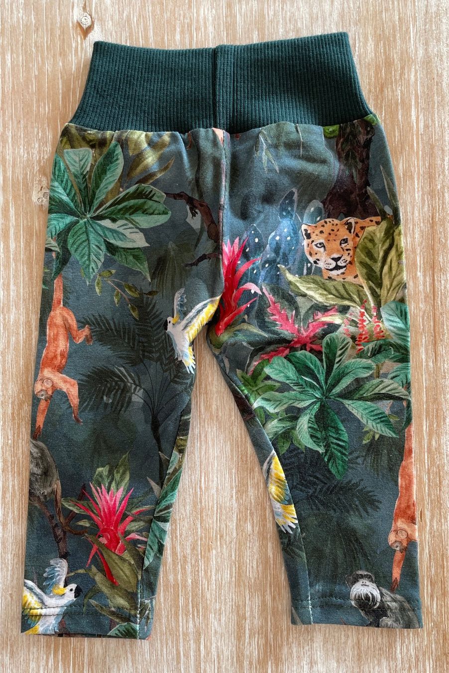 Pantaloni: Babyleggins mit Dschungelprint, Grösse 62 – Nuovo (secondo la descrizione) da Burgdorf venduto da Crown. 1
