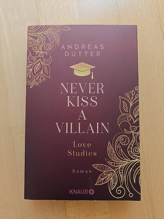 Libri: Buch "Never Kiss A Villain" – Usato da Kloten venduto da chr_rmr