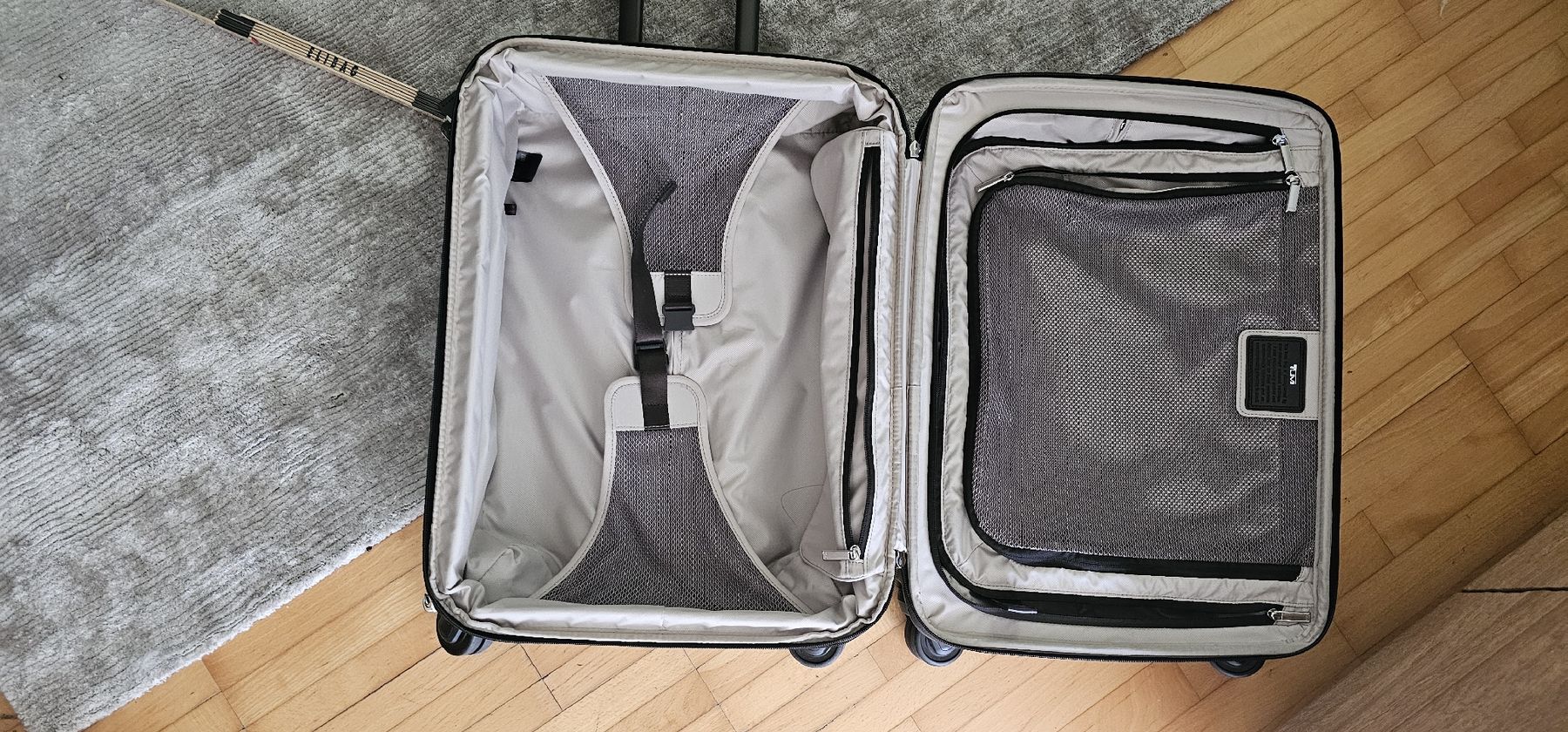 Tumi Valigie: TUMI Tegra-Lite Front Pocket erweiterbar Handgepäck – Usato da Riedikon venduto da Winter21. 7