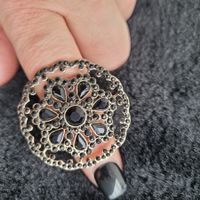 Schöner Ring mit schwarzen Schmucksteinen