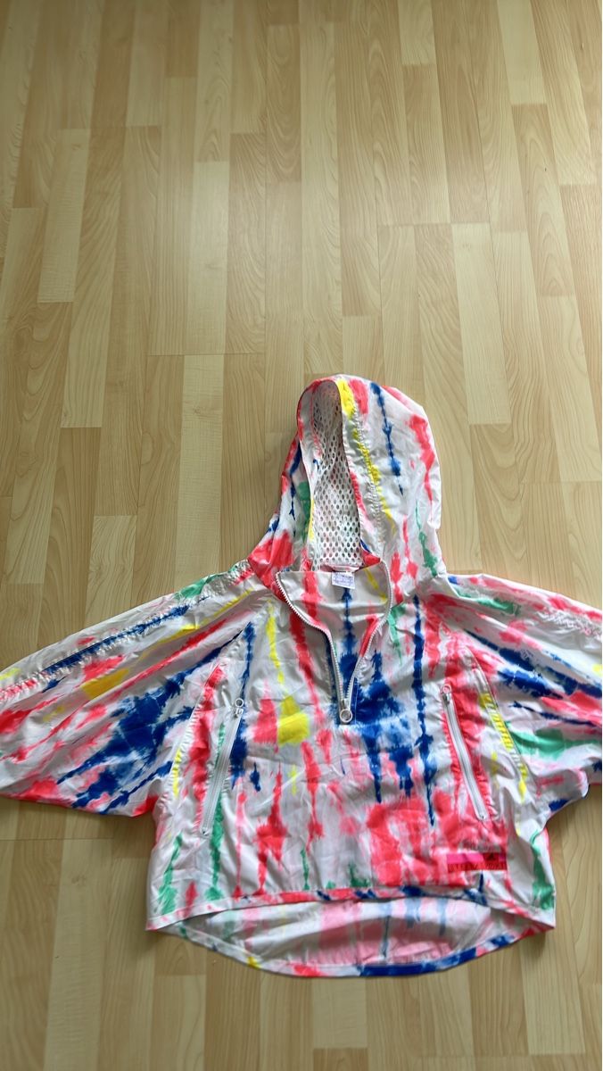 Adidas Giacche & Cappotti: Windbreaker mit Kapuze bunt gemustert. – Nuovo (secondo la descrizione) da Villmergen venduto da KIWI7983