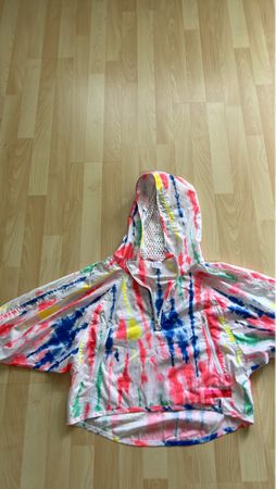 Windbreaker mit Kapuze bunt gemustert.