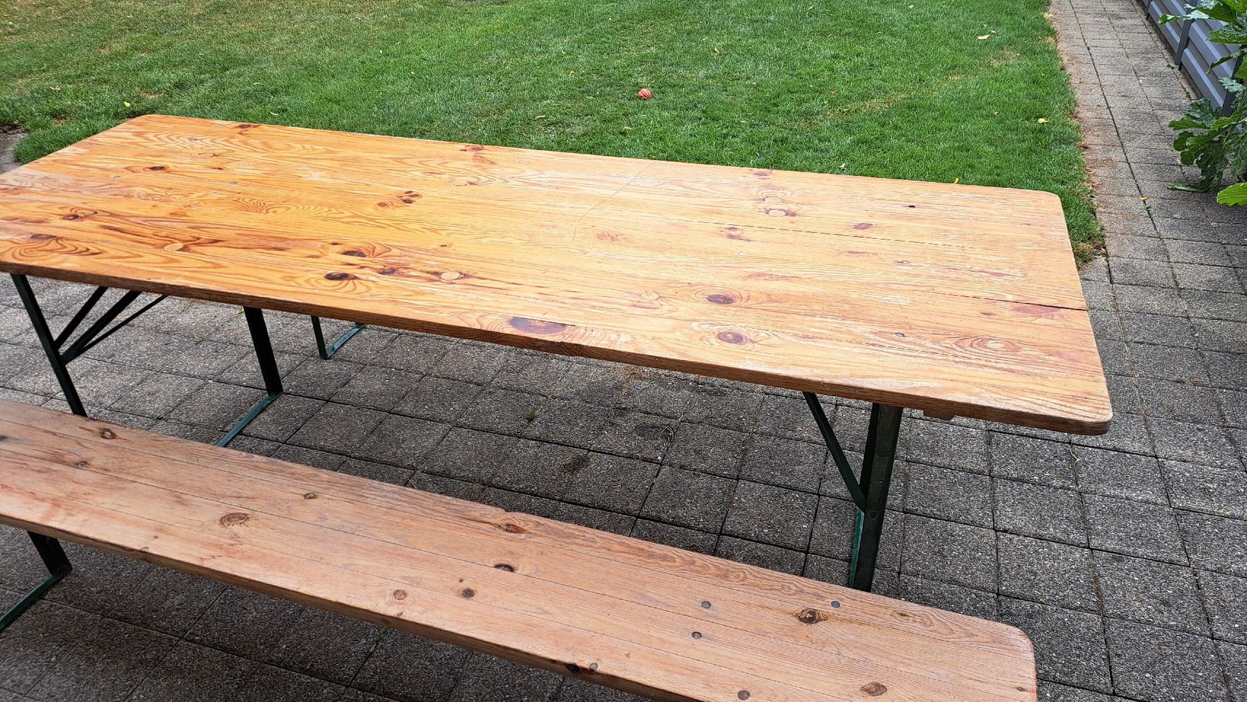 Set di tavolo e panche: Gartentisch mit Bänken Holz Metall gebraucht. – Usato da Wattwil venduto da weber61