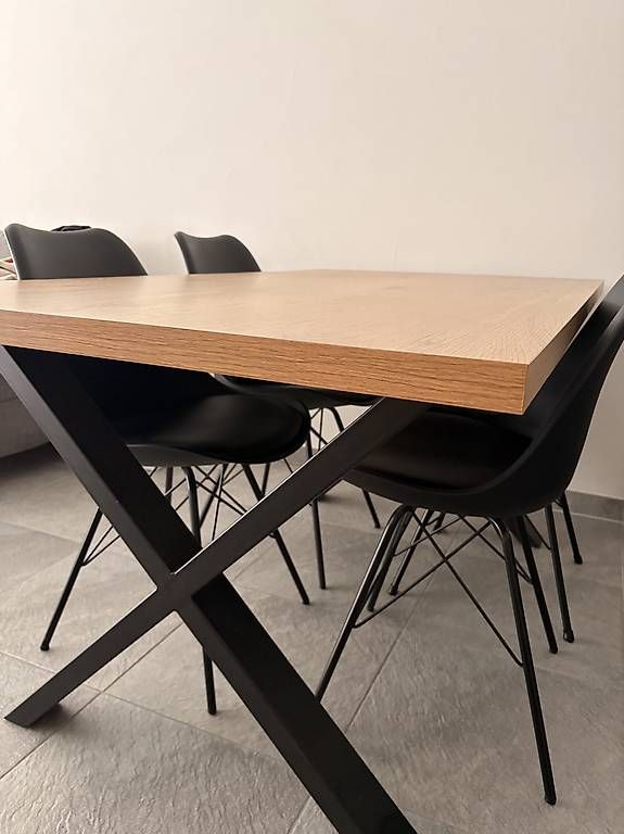 Set di tavolo e panche: Table et chaises très bon état  – Usato da Massongex venduto da anirbasam 1