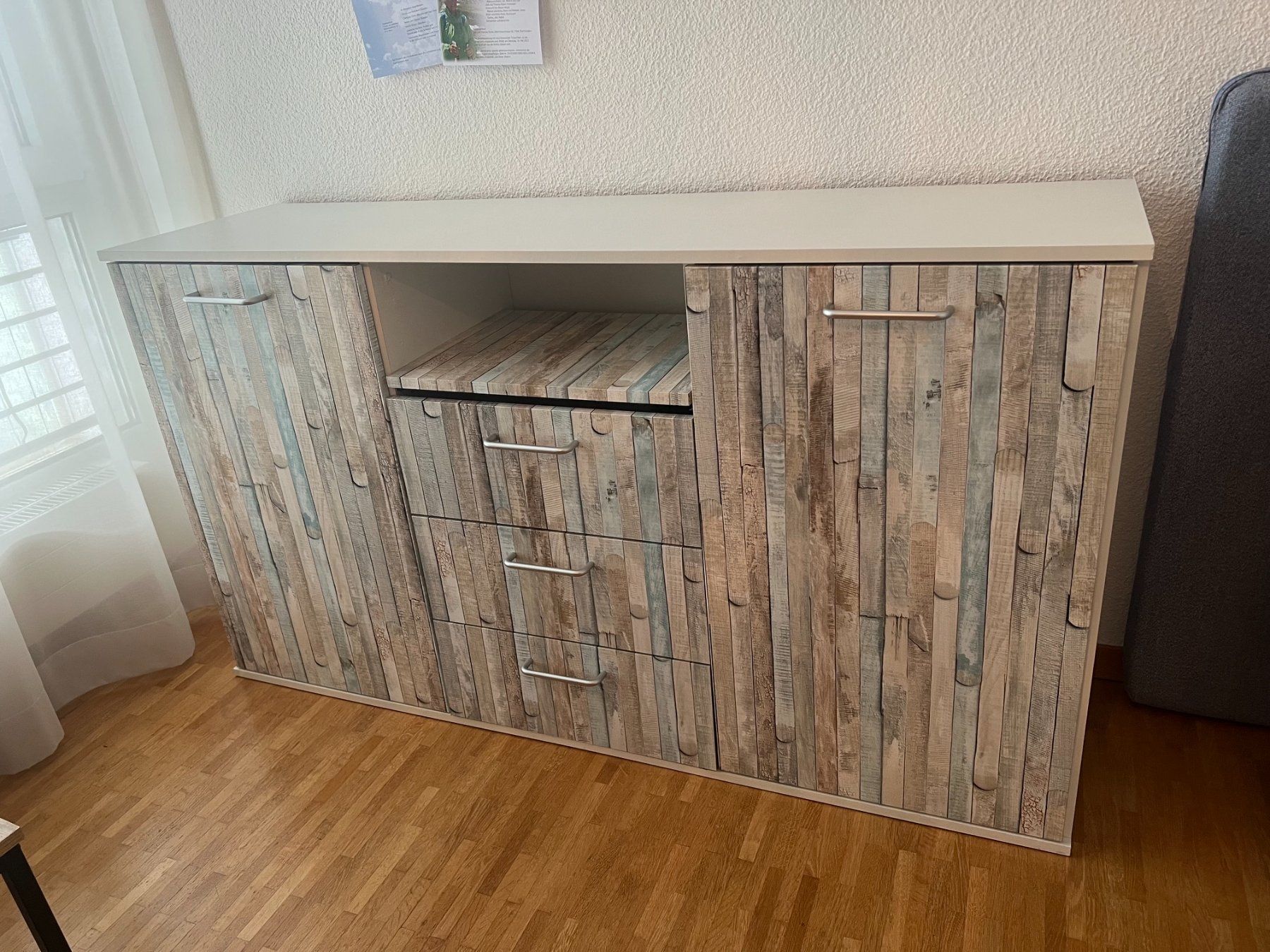 Cassettiere: Kommode mit Holzdesign-Tapete – Usato da Schliern b. Köniz venduto da west-coast