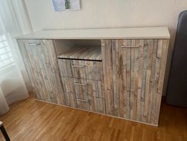Kommode mit Holzdesign-Tapete