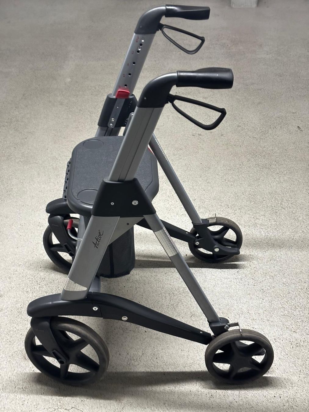 Ausili per la deambulazione: Rollator Active Walker Acces – Usato da Guntershausen b. Aadorf venduto da yvo_dx2z