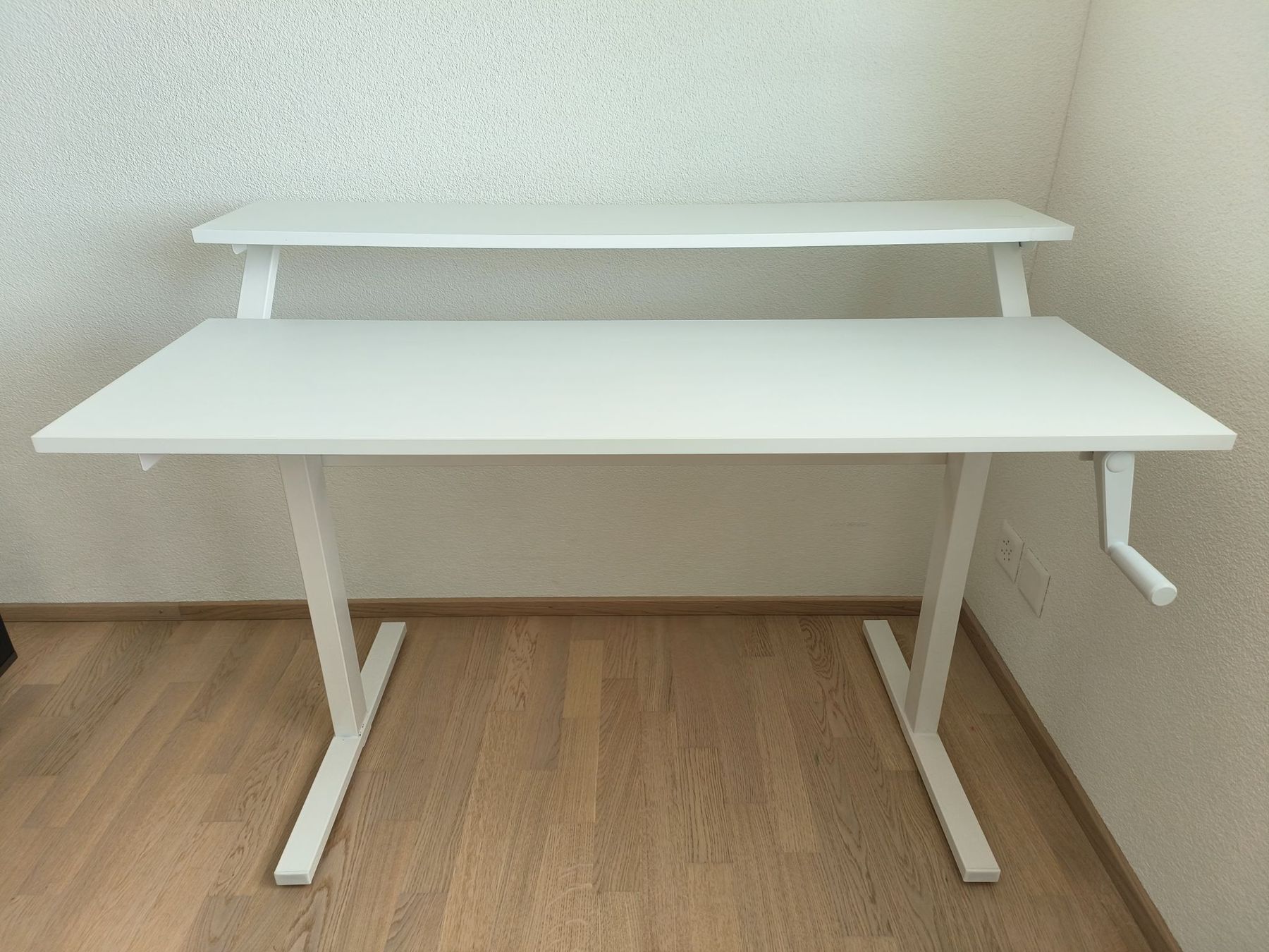 Scrivanie: White standing desk with hand crank adjustment – Usato da Bülach venduto da ste_5tgq